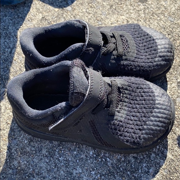 Tennis shoes - Picture 1 of 3